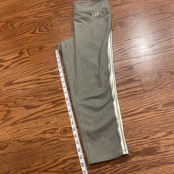 Abercrombie & Fitch 1892 woman’s activewear super crop leggings capri size M - Picture 8 of 9